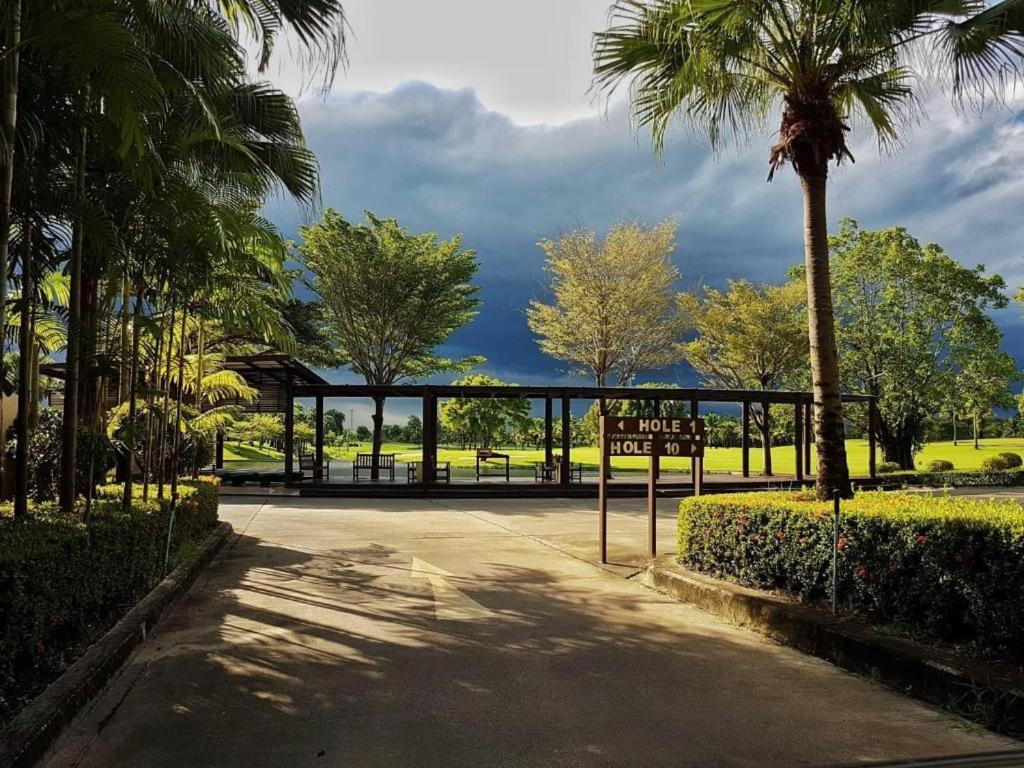 Suwan Golf & Country Club Hotel Накхон Патом Екстериор снимка