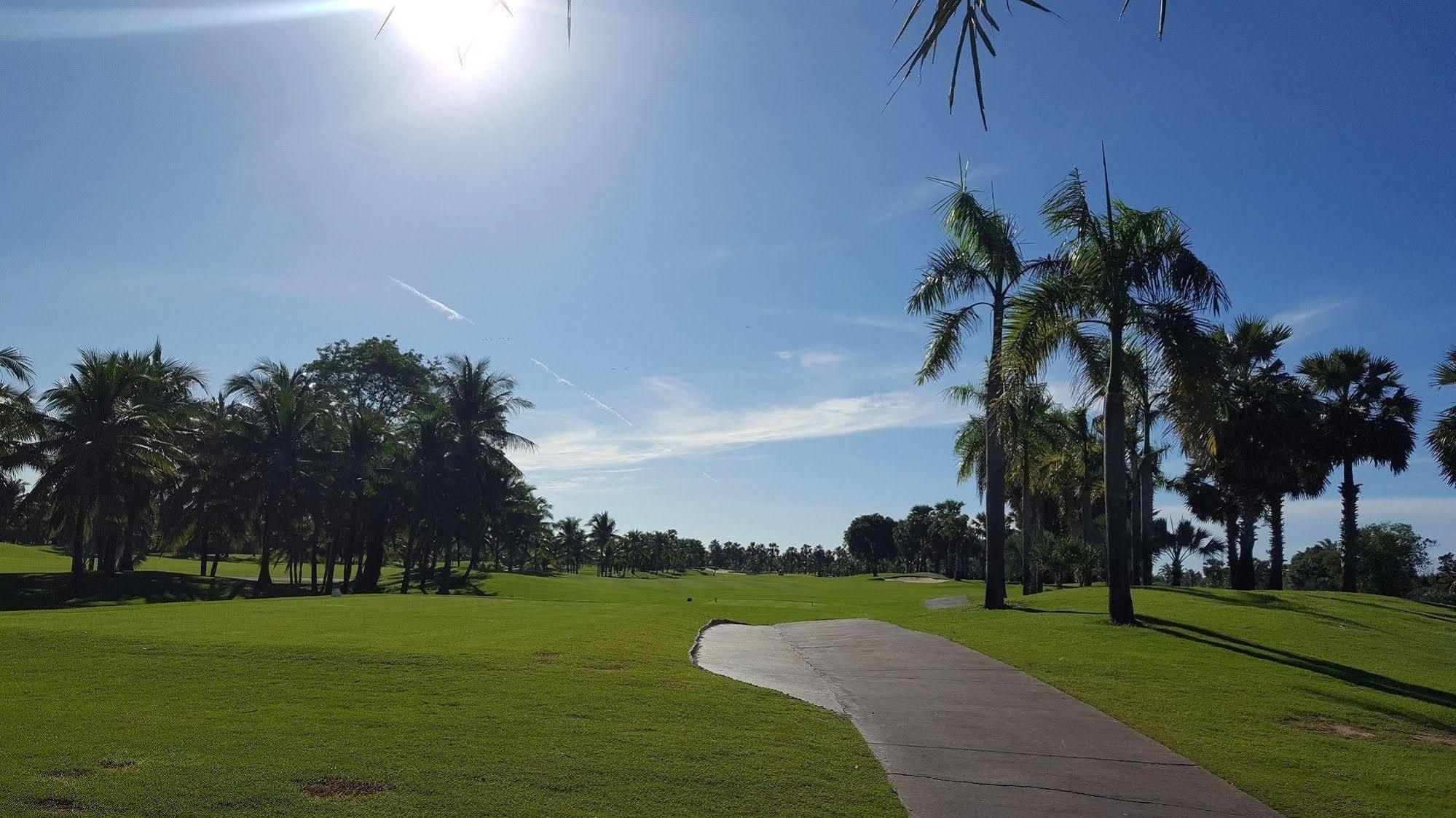 Suwan Golf & Country Club Hotel Накхон Патом Екстериор снимка